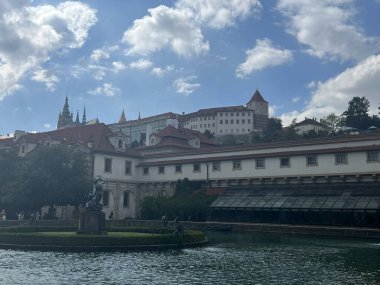 PRAG, CZECH REPUBLIC - 8 Temmuz 2022 'de Çek Cumhuriyeti Prag' daki Wallenstein Sarayı Bahçeleri.