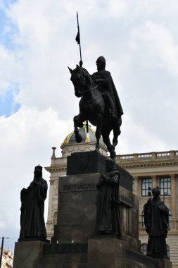 PRAG, CZECH REPUBLIC - 8 Temmuz 2022 'de Çek Cumhuriyeti' nin Wenceslas Meydanı 'ndaki Saint Wenceslas Heykeli.