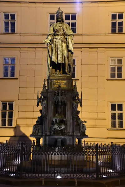 PRAG, CZECH REPUBLIC - 2 Temmuz 2022 'de Çek Cumhuriyeti Prag' da görülen Charles IV. Karolo Quarto Heykeli.