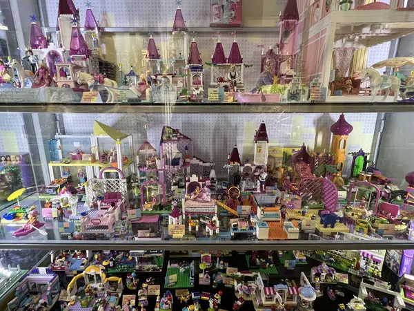 PRAG, CZECH CUBLIC - 9 Temmuz 2022 'de Çek Cumhuriyeti Prag' daki Lego Müzesi.