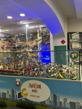 PRAG, CZECH CUBLIC - 9 Temmuz 2022 'de Çek Cumhuriyeti Prag' daki Lego Müzesi.