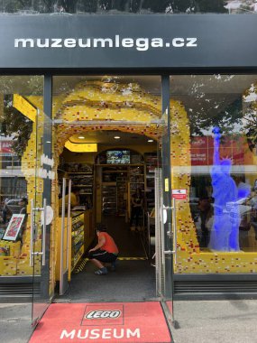PRAG, CZECH CUBLIC - 9 Temmuz 2022 'de Çek Cumhuriyeti Prag' daki Lego Müzesi.