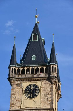 PRAG, CZECH CUBLIC - 2 Temmuz 2022 'de Çek Cumhuriyeti Prag' daki Eski Belediye Binası Kulesi.
