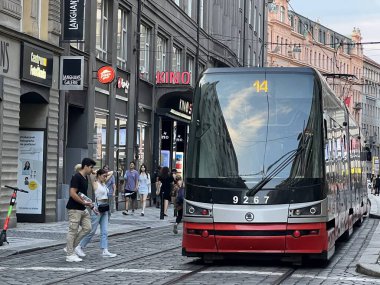 PRAG, CZECH CUBLIC - 7 Temmuz 2022 'de Çek Cumhuriyeti Prag' da Tramvay.