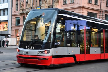 PRAG, CZECH CUBLIC - 7 Temmuz 2022 'de Çek Cumhuriyeti Prag' da Tramvay.