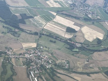 PRAG, CZECH REPUBLIC - 2 Temmuz 2022 'de Çek Cumhuriyeti' nin Prag kenti Vaclav Havel Havalimanı yakınlarında, Çek Hava Görüntüsü.