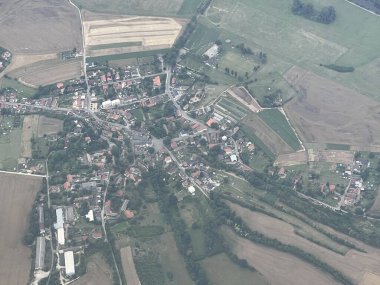 PRAG, CZECH REPUBLIC - 2 Temmuz 2022 'de Çek Cumhuriyeti' nin Prag kenti Vaclav Havel Havalimanı yakınlarında, Çek Hava Görüntüsü.