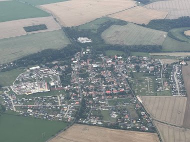 PRAG, CZECH REPUBLIC - 2 Temmuz 2022 'de Çek Cumhuriyeti' nin Prag kenti Vaclav Havel Havalimanı yakınlarında, Çek Hava Görüntüsü.