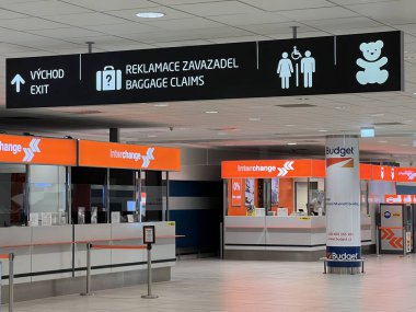 PRAG, CZECH REPUBLIC - 2 Temmuz 2022 'de Çek Cumhuriyeti' nin Prag kentindeki Vaclav Havel Havalimanı 'ndaki terminal binası.