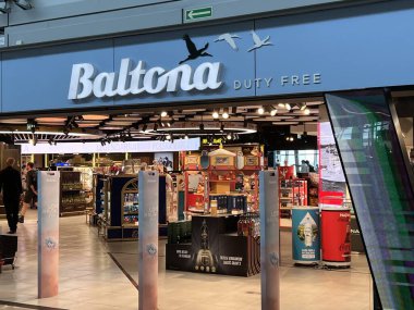 2 Temmuz 2022 'de Polonya' nın Varşova kentindeki WAW Chopin Havalimanı 'ndaki Duty Free Shops ve Restoranlar.