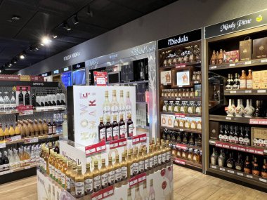2 Temmuz 2022 'de Polonya' nın Varşova kentindeki WAW Chopin Havalimanı 'ndaki Duty Free Shops ve Restoranlar.