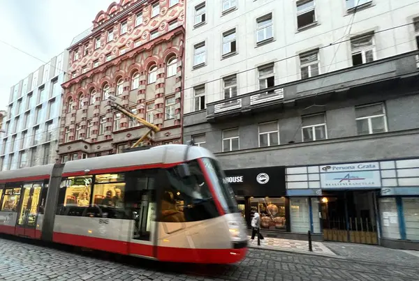 PRAG, CZECH CUBLIC - 7 Temmuz 2022 'de Çek Cumhuriyeti Prag' da Tramvay.