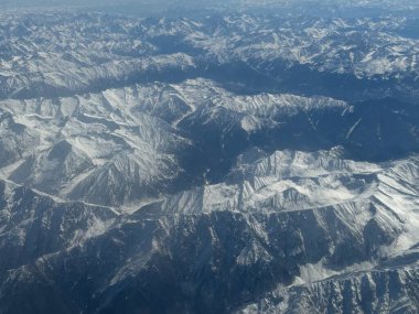 Hindistan 'daki Himalayalar' daki Hindu Kush dağlarının görüntüsü bir uçaktan geliyor.