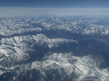 Hindistan 'daki Himalayalar' daki Hindu Kush dağlarının görüntüsü bir uçaktan geliyor.