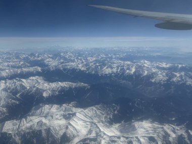 Hindistan 'daki Himalayalar' daki Hindu Kush dağlarının görüntüsü bir uçaktan geliyor.