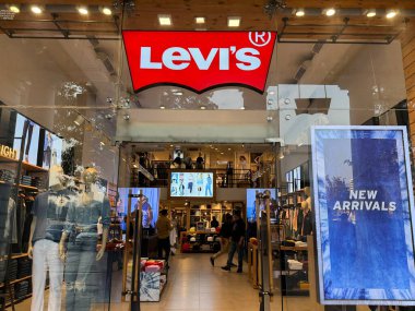 DELHI, Hindistan - 22 Şubat 2024 'te Hindistan' ın Yeni Delhi kentindeki Connaught Place 'de görülen Levis mağazası.