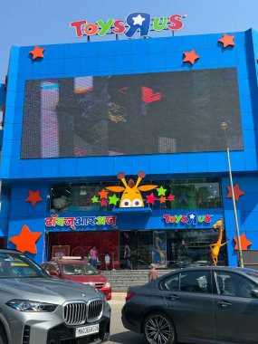 MUMBAI, INDIA - 22 Şubat 2024 'te Hindistan' da Mumbai, Maharashtra 'da Toys R Us mağazası.