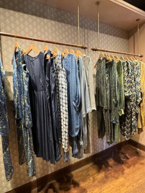 MUMBAI, INDIA - 21 Şubat 2024 'te Hindistan' ın başkenti Kala Ghoda 'da Anita Dongre Bayrak Gemisi Mağazası' nda görüldü..