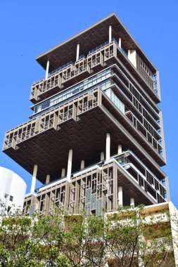 MUMBAI, INDIA - 21 Şubat 2024 'te Hindistan milyarderi Mukesh Ambani' nin Mumbai, Hindistan 'daki evinde görüldü..