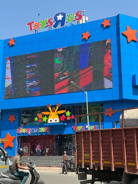 Мумбай, Индия - 22 февраля 2024 года магазин игрушек R Us в Мумбаи, Махараштра, Индия.