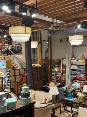 MUMBAI, INDIA - 22 Şubat 2024 'te Hindistan' ın Maharashtra kentindeki Kala Ghoda 'da görülen Fabindia Tecrübe Merkezi.