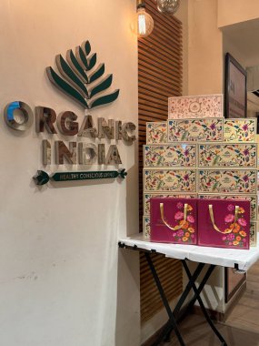 MUMBAI, INDIA - 22 Şubat 2024 'te Hindistan' ın Maharashtra kentindeki Kala Ghoda 'daki Fabindia Deneyim Merkezi' nde organik Hindistan sergisi.