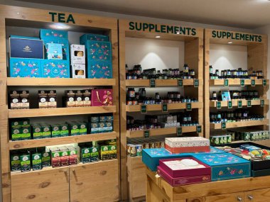 MUMBAI, INDIA - 22 Şubat 2024 'te Hindistan' ın Maharashtra kentindeki Kala Ghoda 'daki Fabindia Deneyim Merkezi' nde organik Hindistan sergisi.