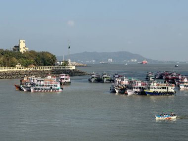 MUMBAI, INDIA - 21 Şubat 2024 'te Hindistan' ın Mumbai Limanı 'nda, Hindistan' ın Mumbai geçidi yakınlarında görülen tekneler.