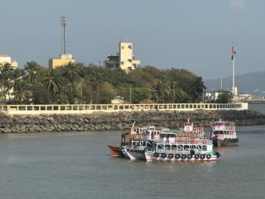 MUMBAI, INDIA - 21 Şubat 2024 'te Hindistan' ın Mumbai Limanı 'nda, Hindistan' ın Mumbai geçidi yakınlarında görülen tekneler.