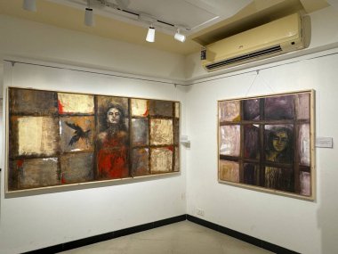MUMBAI, INDIA - 21 Şubat 2024 'te Hindistan' ın Mumbai kentindeki Jehangir Sanat Galerisinde sergi.