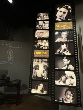 MUMBAI, INDIA - 21 Şubat 2024 'te Hindistan' ın başkenti Mumbai 'deki Hint Sineması Ulusal Müzesi' nde sergilenen Sinema.