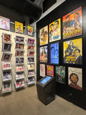 MUMBAI, INDIA - 21 Şubat 2024 'te Hindistan' ın başkenti Mumbai 'deki Hint Sineması Ulusal Müzesi' nde sergilenen Sinema.