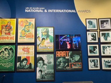 MUMBAI, INDIA - 21 Şubat 2024 'te Hindistan' ın başkenti Mumbai 'deki Hint Sineması Ulusal Müzesi' nde sergilenen Sinema.