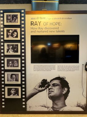 MUMBAI, INDIA - 21 Şubat 2024 'te Hindistan' ın Mumbai kentindeki Hint Sineması Ulusal Müzesi 'nde Satyajit Ray sergisi.
