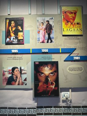 MUMBAI, INDIA - 21 Şubat 2024 'te Hindistan' ın Mumbai kentindeki Hint Sineması Ulusal Müzesi 'nde gösterilen Hint Sinemasının Zaman Çizelgesi.