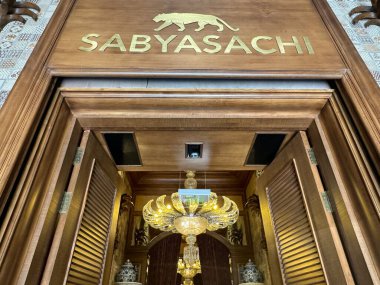 MUMBAI, INDIA - 21 Şubat: Hint Tasarımcı, Sabyasachi Sancak Gemisi Mağazası, Mumbai, Hindistan, Kala Ghoda, 21 Şubat 2024.