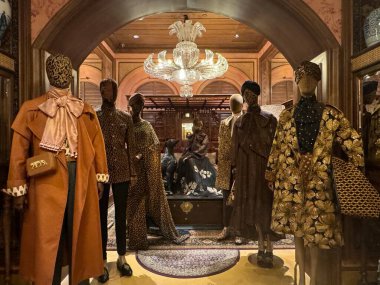 MUMBAI, INDIA - 21 Şubat: Hint Tasarımcı, Sabyasachi Sancak Gemisi Mağazası, Mumbai, Hindistan, Kala Ghoda, 21 Şubat 2024.