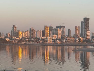 MUMBAI, INDIA - 23 Şubat 2024 'te Hindistan' ın Mumbai kentindeki Bandra Worli Deniz Bağlantısı 'ndan Mumbai' nin Sunset 'teki görüntüsü.