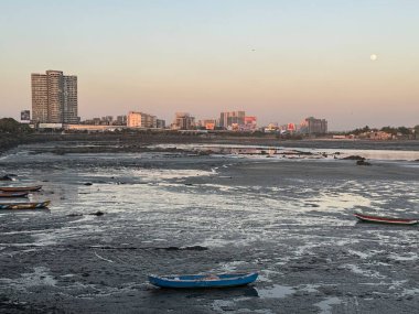 MUMBAI, INDIA - 23 Şubat 2024 'te Hindistan' ın Mumbai kentindeki Bandra Worli Deniz Bağlantısı 'ndan Mumbai' nin Sunset 'teki görüntüsü.