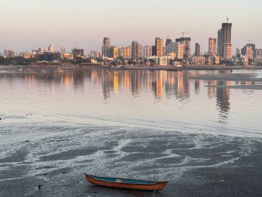 MUMBAI, INDIA - 23 Şubat 2024 'te Hindistan' ın Mumbai kentindeki Bandra Worli Deniz Bağlantısı 'ndan Mumbai' nin Sunset 'teki görüntüsü.