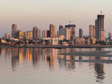 MUMBAI, INDIA - 23 Şubat 2024 'te Hindistan' ın Mumbai kentindeki Bandra Worli Deniz Bağlantısı 'ndan Mumbai' nin Sunset 'teki görüntüsü.