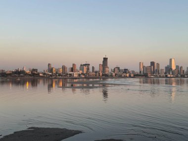 MUMBAI, INDIA - 23 Şubat 2024 'te Hindistan' ın Mumbai kentindeki Bandra Worli Deniz Bağlantısı 'ndan Mumbai' nin Sunset 'teki görüntüsü.