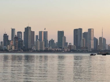 MUMBAI, INDIA - 23 Şubat 2024 'te Hindistan' ın Mumbai kentindeki Bandra Worli Deniz Bağlantısı 'ndan Mumbai' nin Sunset 'teki görüntüsü.