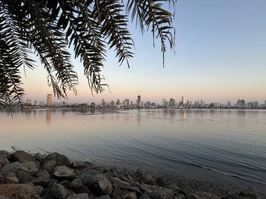 MUMBAI, INDIA - 23 Şubat 2024 'te Hindistan' ın Mumbai kentindeki Bandra Worli Deniz Bağlantısı 'ndan Mumbai' nin Sunset 'teki görüntüsü.