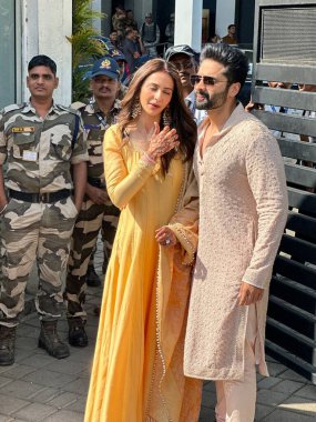 MUMBAI, INDIA - 23 Şubat 2024: Yeni evliler Jackky Bhagnani & Rakul Preet Singh düğünlerinden sonra Hindistan 'a geldi..