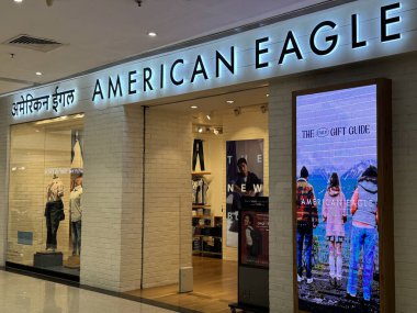 MUMBAI, INDIA - 23 Şubat 2024 'te Hindistan' ın Kurla bölgesindeki Phoenix Marketcity Mall 'da görülen American Eagle mağazası.