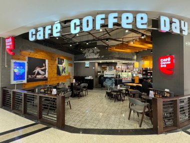 MUMBAI, INDIA - 23 Şubat 2024 'te Hindistan' ın Kurla bölgesindeki Phoenix Marketcity Mall 'da Kafe Kahve Günü CCD' si.