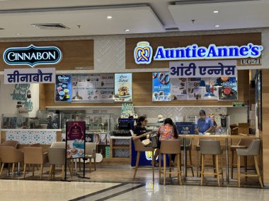 MUMBAI, INDIA - 23 Şubat 2024 'te Hindistan' ın başkenti Mumbai 'deki Phoenix Marketcity Mall' da görülen Cinnabon & Aunt Annes.