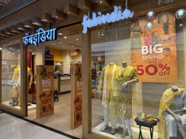 MUMBAI, INDIA - 23 Şubat 2024 'te Hindistan' ın Mumbai kentindeki Phoenix Marketcity Mall 'da görülen Fabindia mağazası.