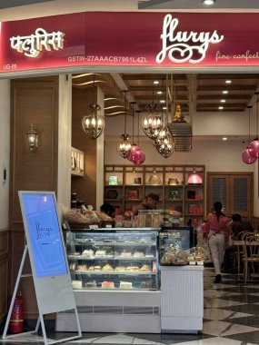 MUMBAI, INDIA - 23 Şubat 2024 'te Hindistan' ın başkenti Mumbai 'deki Phoenix Marketcity Mall' da görülen Flurys Fine Canfectionery.